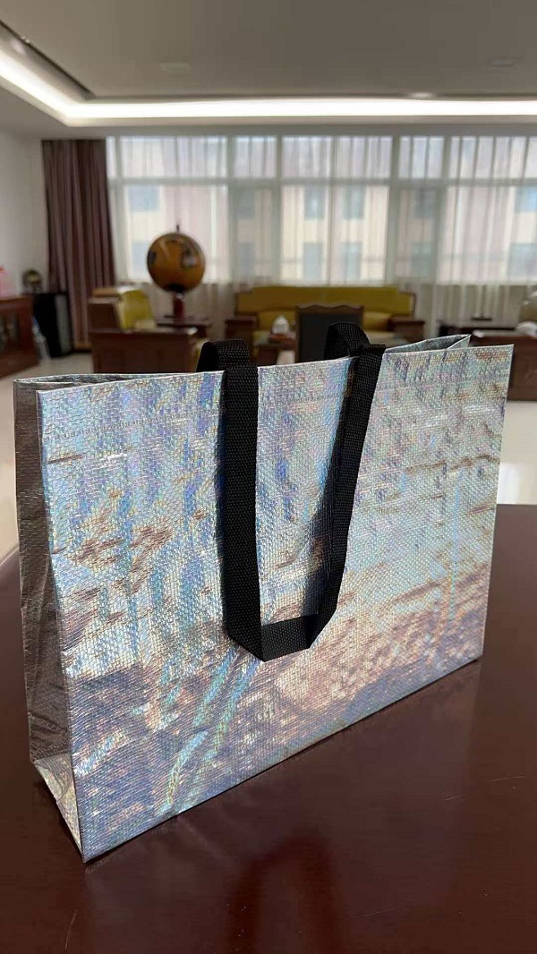 حقيبة حمل منسوجة بفيلم ليزر جديد من RGS PACKAGING