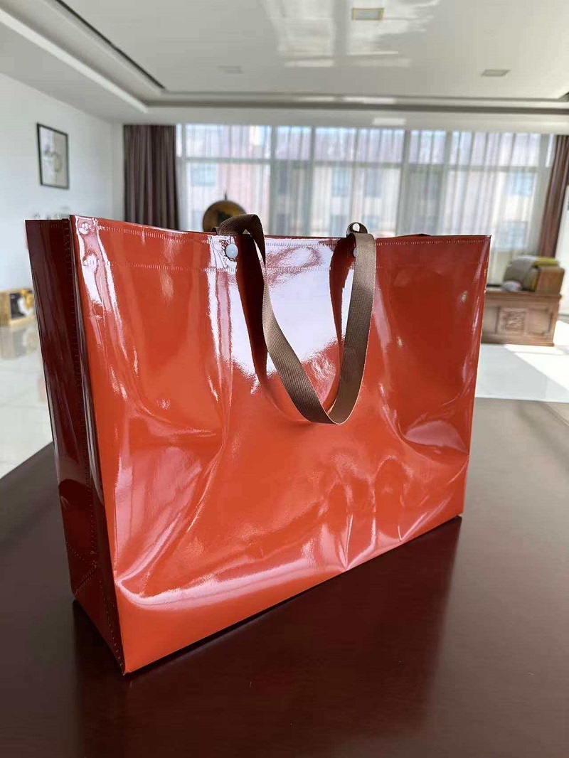 أكياس هدايا PP وPP مغلفة جديدة لامعة من RGS PACKAGING متاحة الآن